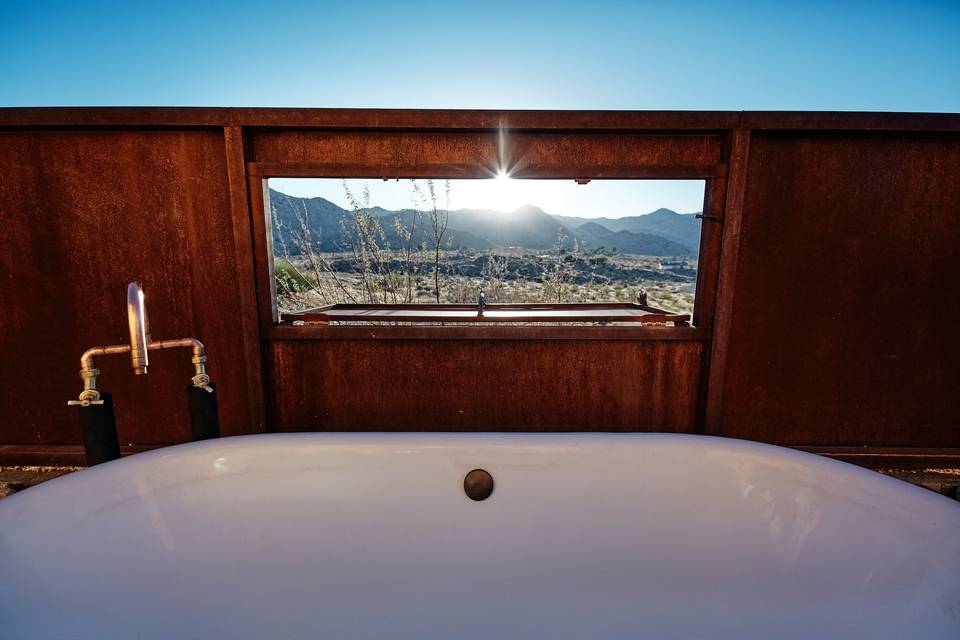 Honeymoon Suite Outdoor Tub