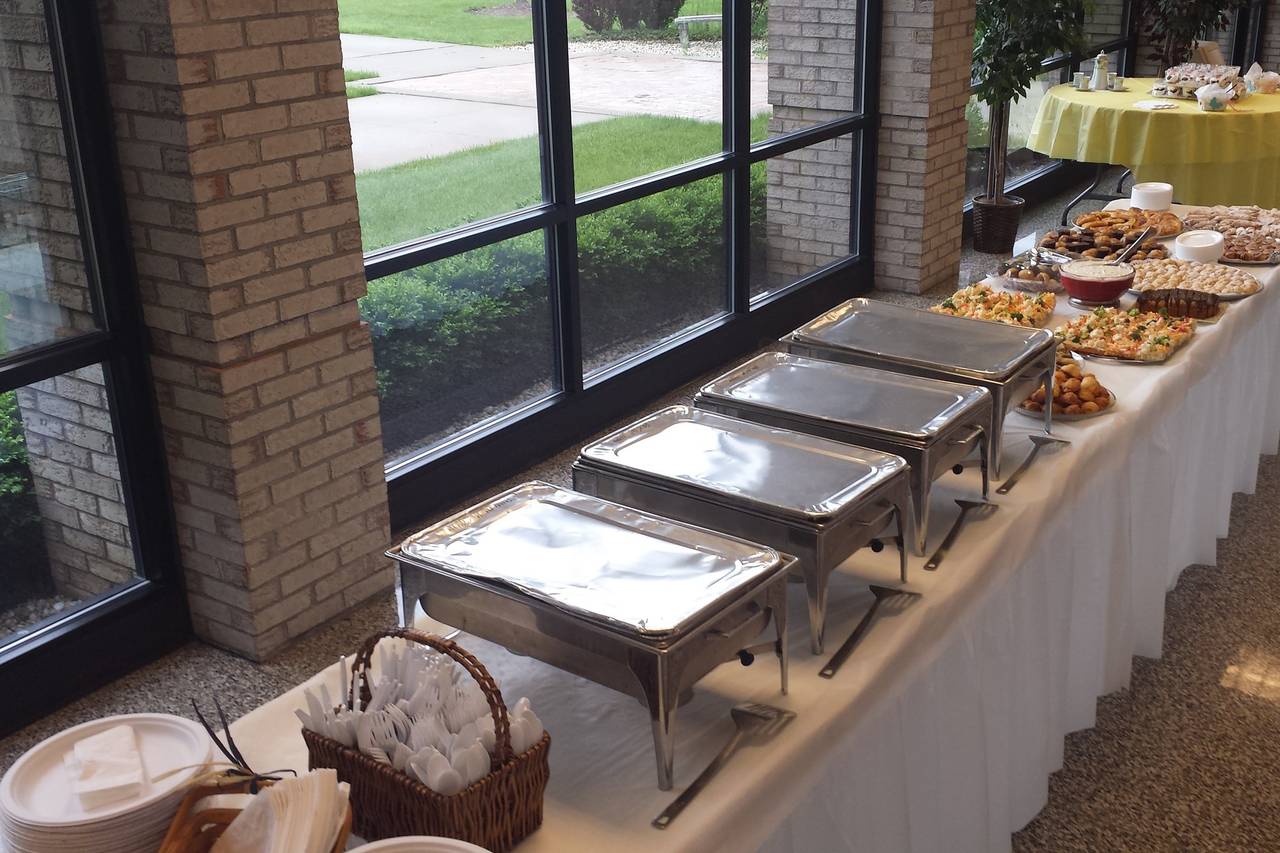 Buffet vs. Plated: Which Style of Catering to Choose - Zola Expert