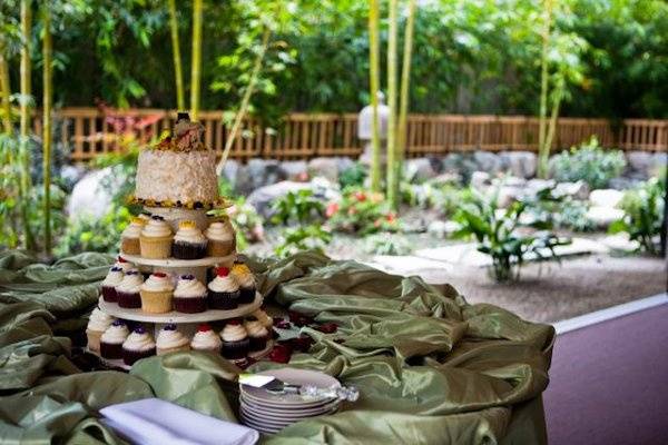 Cupcakes by My Buttertart. Linen courtesy of Flowers On Mars. Photo Credit: Rengie Mendoza Photography