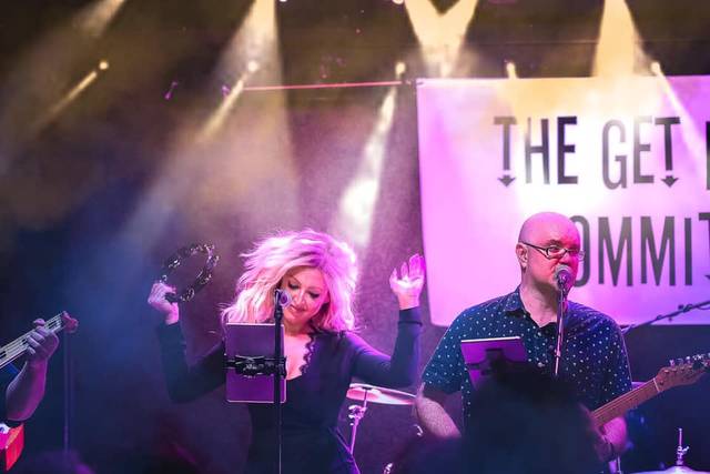 Alex & MIki performing