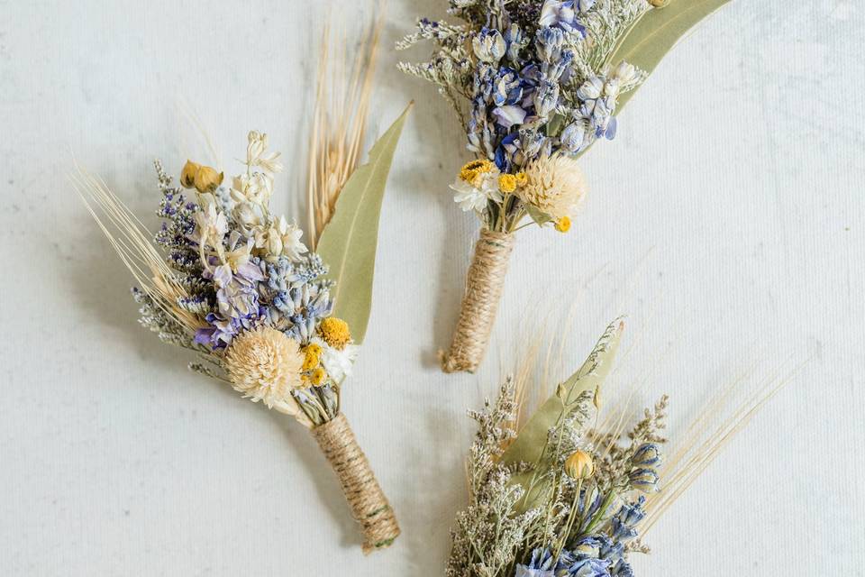 Dried flower boutonnieres