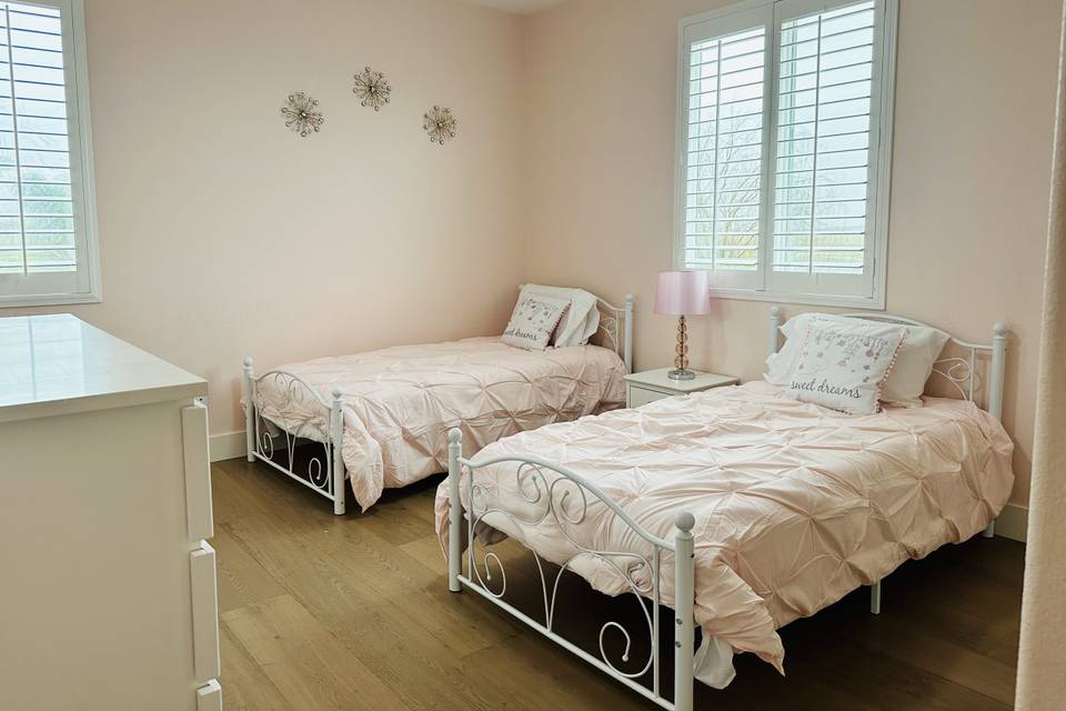 Bedroom with 2 Twin beds