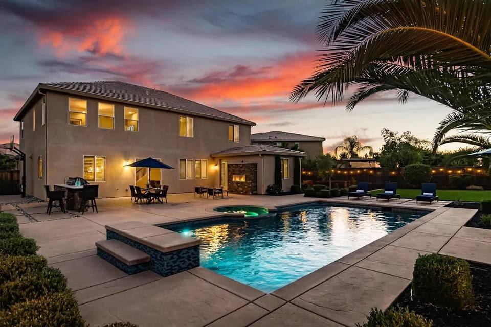 Pool with Hot Tub