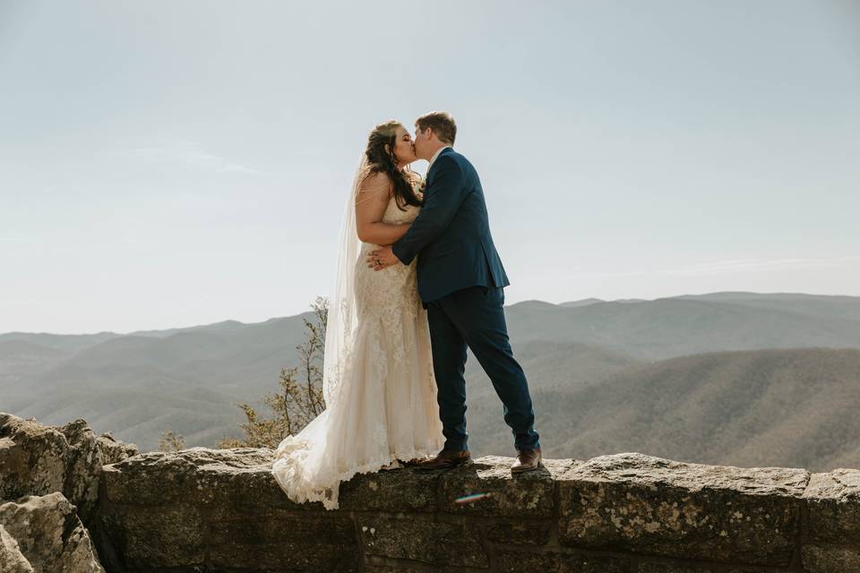 D & V Kiss on the mountain top