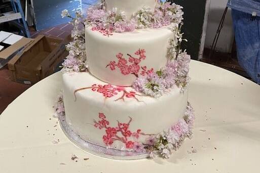 Flowery wedding cake