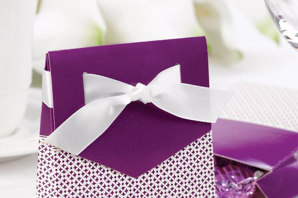 These favor boxes are not just hip - they are fun!   These white boxes boast a grapevine flap, white satin ribbon and have a patterned bottom. Perfect for any special event!
Fast shipping and a low price guarantee make these not just an attractive choice but a sensible one!
For added convenience, pre-cut, 5/8