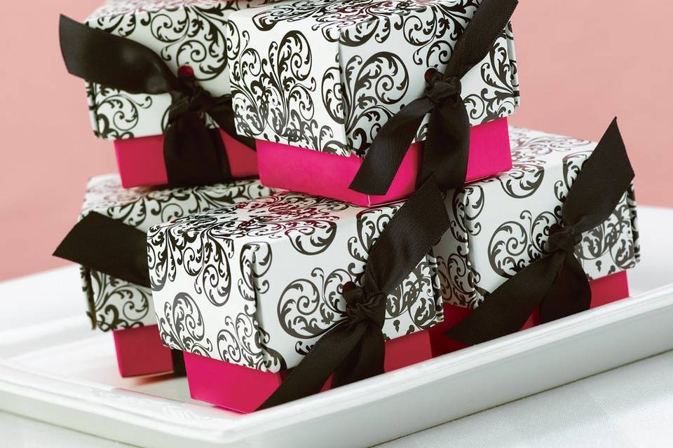 Filigree Black and White Favor Boxes
Get on board with the hottest trend in favor boxes with these trendy, two-piece favor boxes in black and white filigree tops with fuchsia bottoms.
For added convenience, black 5/8