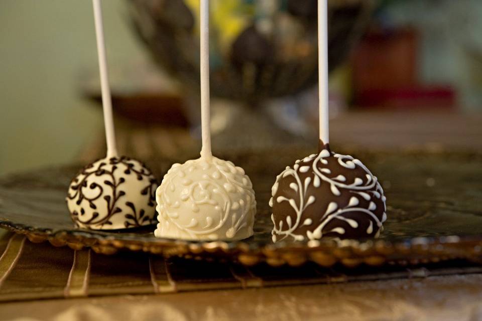 A fabulous party favor for any event! Our custom made, hand decorated brownie pops tell your guests how much they mean to you and how much you love them. Choose the look and style you like!  And with fast shipping and a low price guarantee, these favors are sure to be a hit!
Minimum of 12 required.
Because of the fragility of the items and to guarantee freshness these fabulous favors must ship 2Day or overnight.