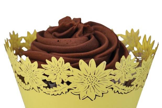 These delicate but elegant daisy cupcake wrappers are perfect for your springtime wedding or garden affair.  Sold in sets of 12, these wrappers are perfect for simply inserting your tasty treats into to create a one of a kind display at any special occasion.
Wrappers are for presentation purposes only - not to bake in and measure 3-1/4