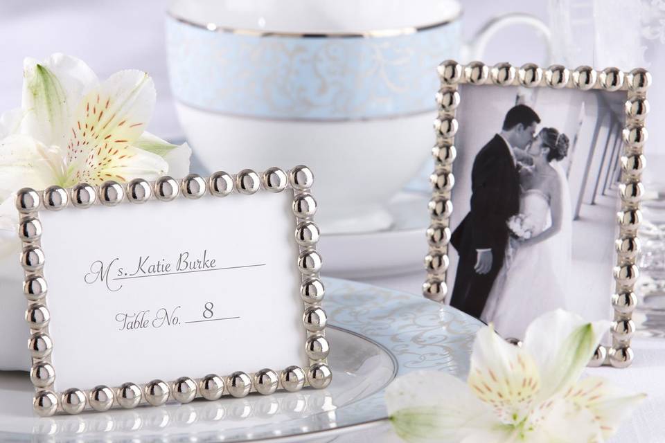 A great place card holder and picture frame in one!  This elegant placecard holder will be one your guests will use for years to come!  And with Advantage Bridal's fast shipping and low price guarantee, you'll be happy to give these as your wedding favors!