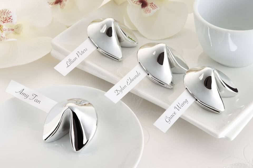 These fortune cookie place card holders are a great addtion to an Asian theme wedding or Asian theme party.  Sold in sets of 4 these place card holders also serve as fun party favors.  And with Advantage Bridal's fast shipping and low price guarantee, they won't break your budget!
