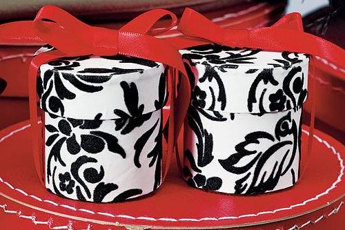 These fabulous damask favor boxes are done in black and white and are perfect for a black and white wedding!  Sold in a set of 6, these favor boxes are ready to be filled and given away.  And with Advantage Bridal's low price guarantee and fast shipping, they won't break your budget!