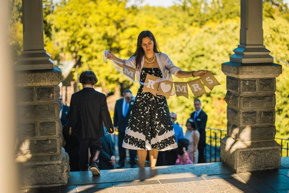 Veronica Moya placing wedding