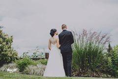 Minimalist NW wedding in Wa, Mid-century modern yard