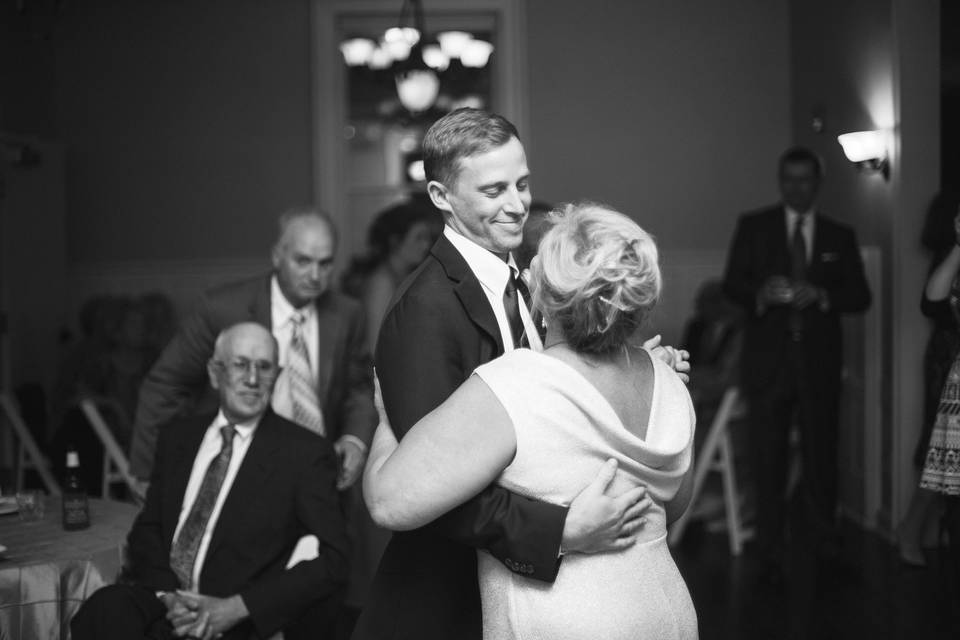 The groom and his mother dancing