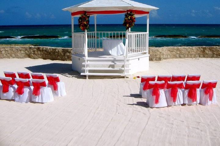 The White Gazebo - one of the many ceremony locations available at the El Dorado Royale