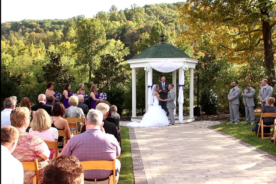 Sarah and Justin had a beautiful ceremony at The Maylon House in Milton, WV!