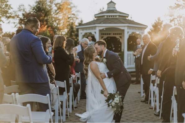 Aisle kiss