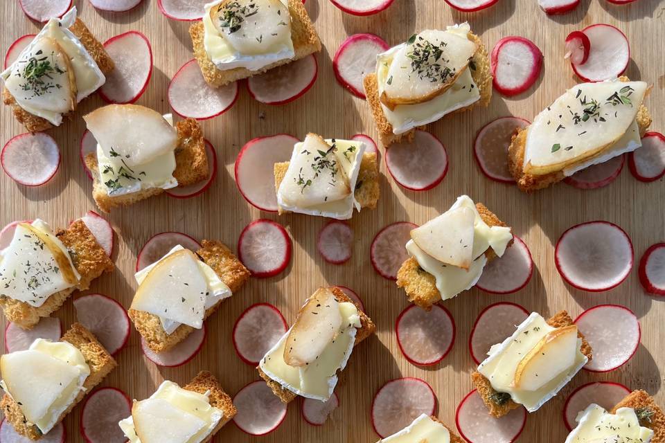 Pear, brie, and thyme bites