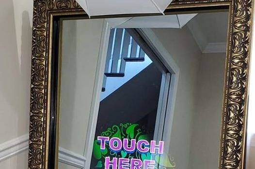 Touch-screen mirror booth