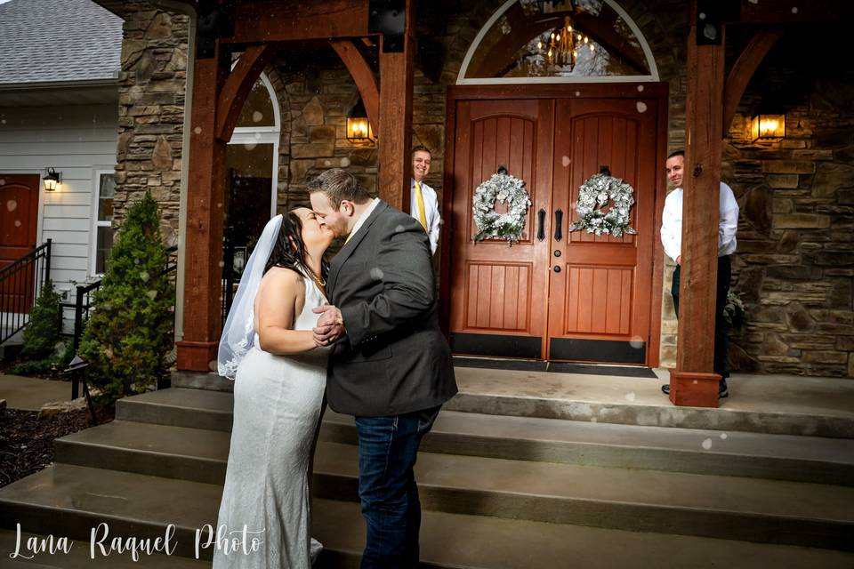 Kiss-In-Snow-Wedding-Photos