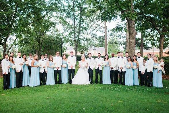 Couple with bridesmaids and groomsmen