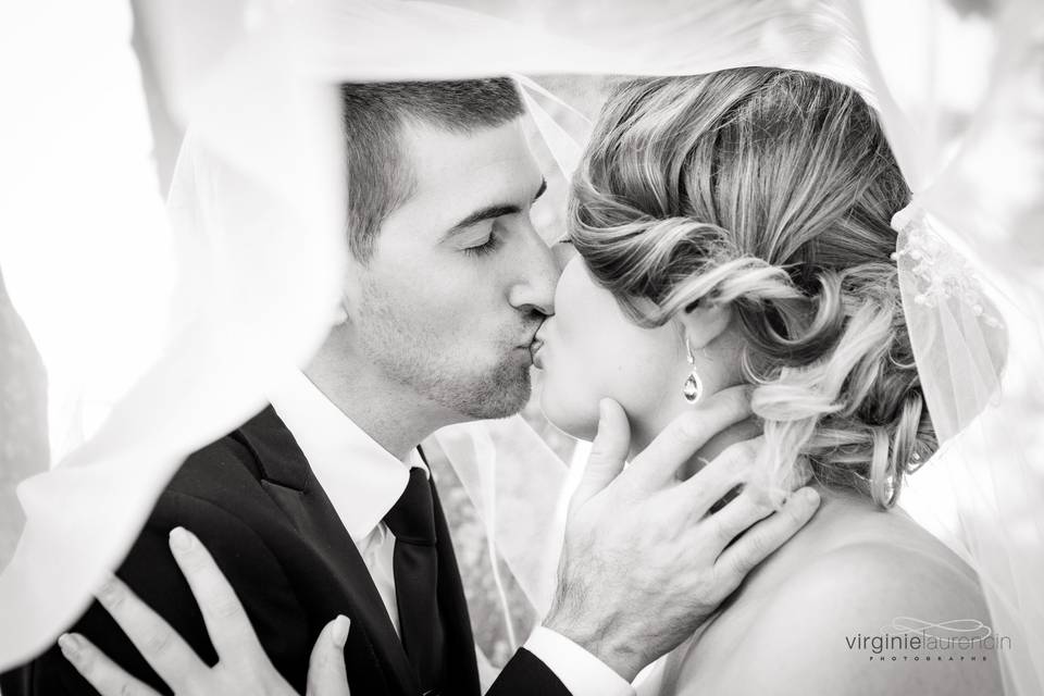 Kiss under the veil