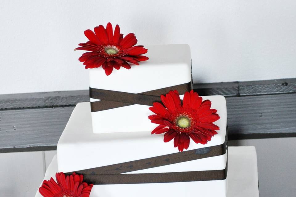 Square White and Brown wedding cake topped with fresh daisy by Art Of Cooking new Wedding cake and Dessert food station collection.For more information go to :http://www.aoclasvegas.com
