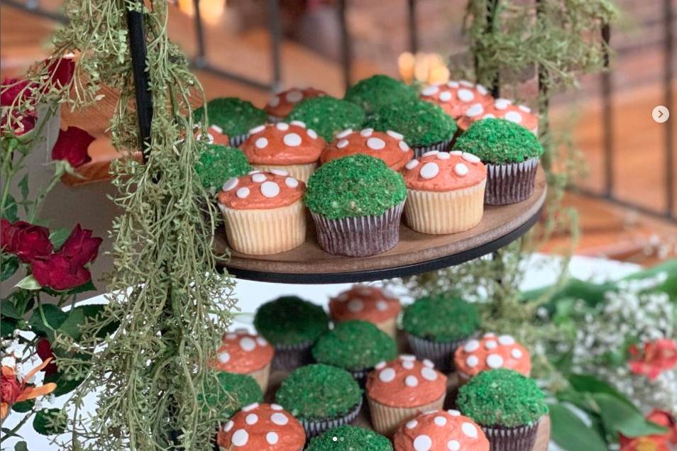 Woodland wedding cupcakes