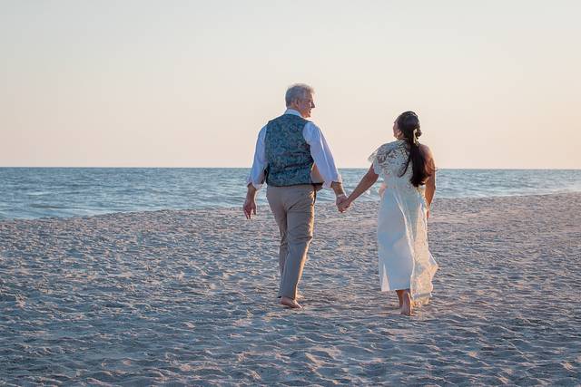 Lynn and Thomas' beach wedding