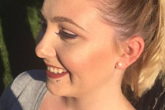 Simple makeup and ponytail