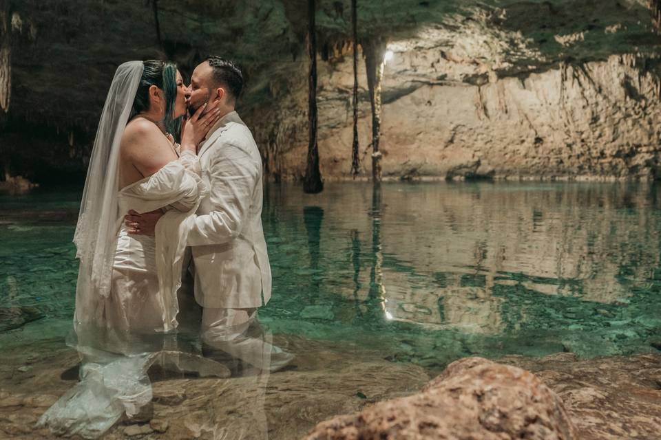 Kissing in the cenote