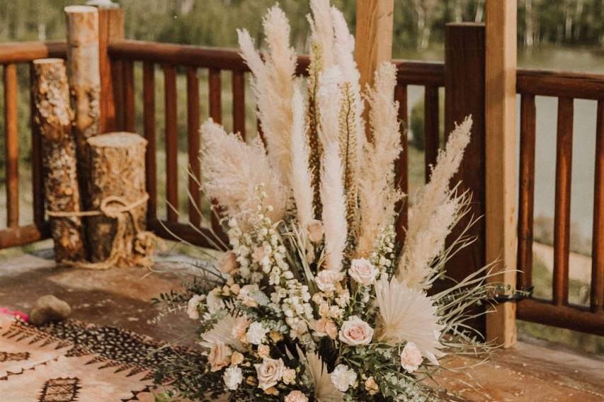 Fresh flowers and pampas grass