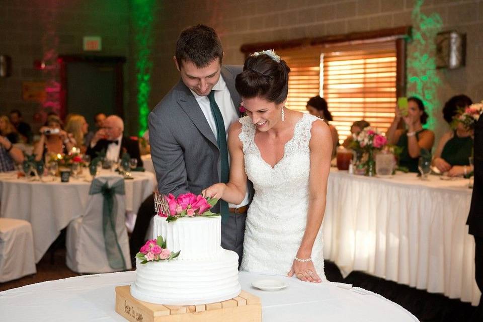 Cake Cutting © Shelby Photography