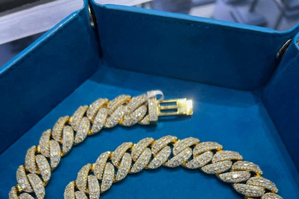 Dramatic necklace