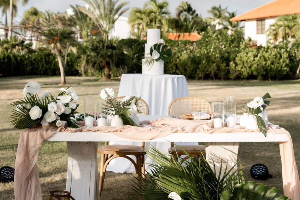 Sweetheart table by Florece