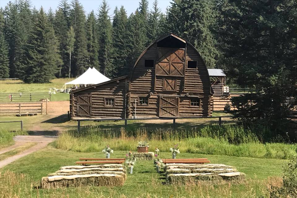 Barn as backdrop to ceremony