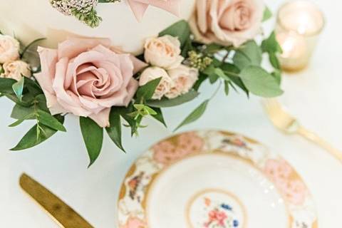 Blush cake florals