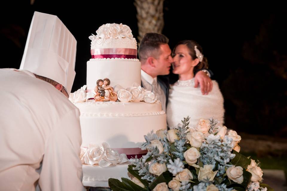 Show cooking cake