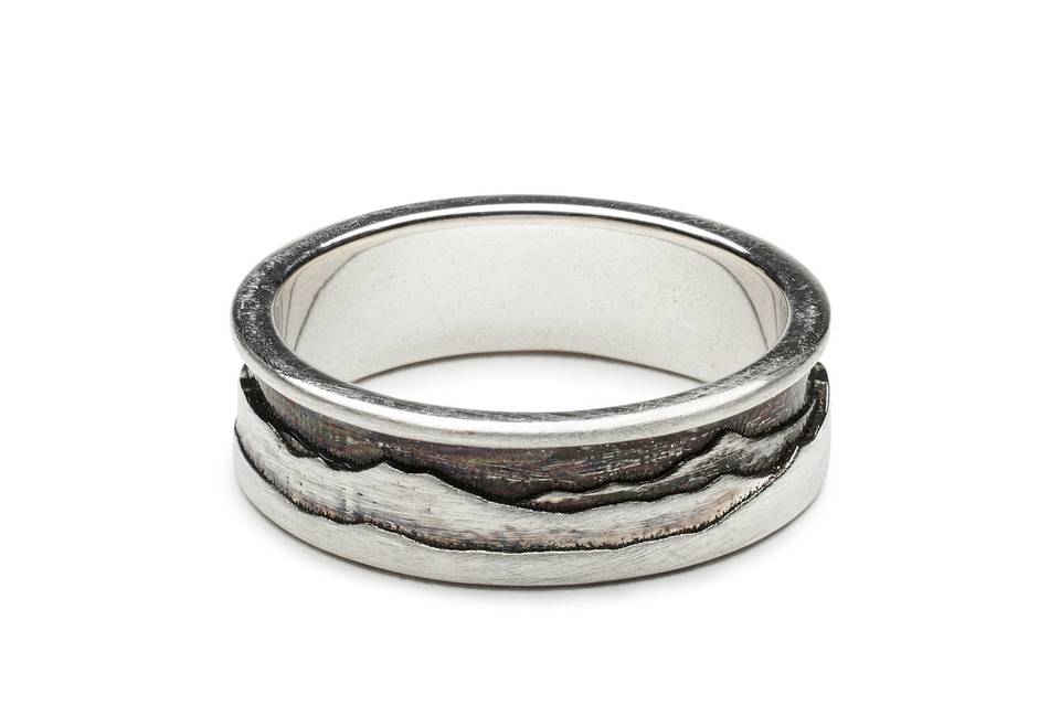 Layered mountain silhoutte ring