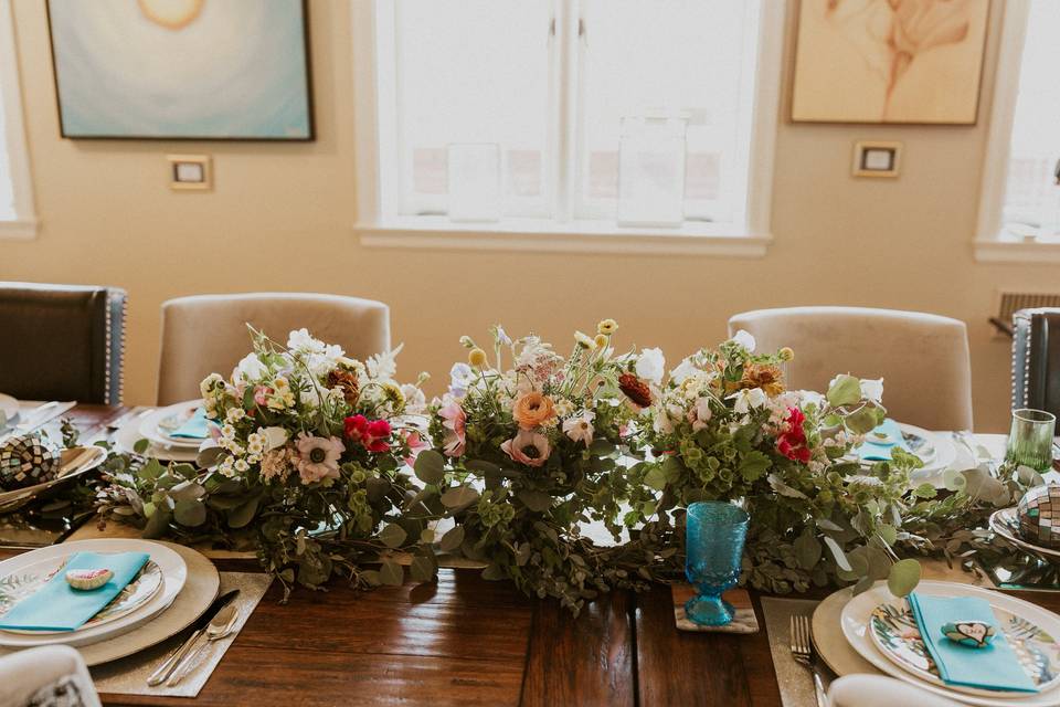 Vase centerpiece with wildflowers