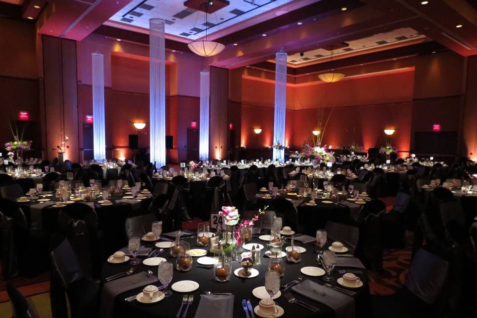 White round tables and lighting