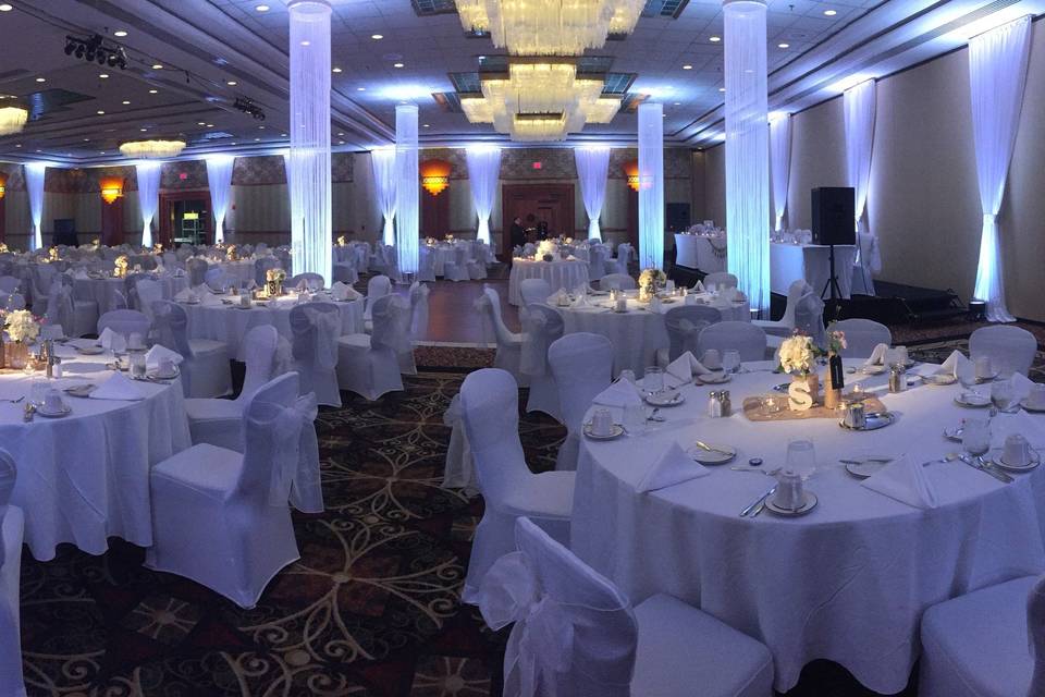 White round tables and lighting