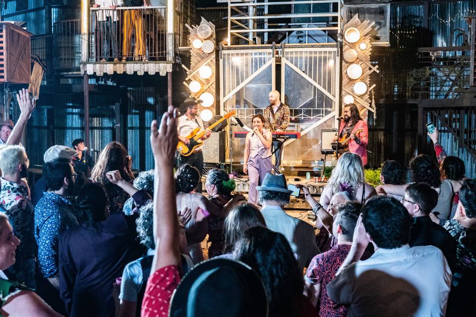 It's a dance party, y'all!