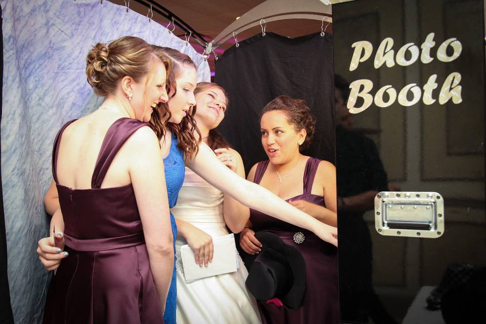 Bridal party in the photo booth