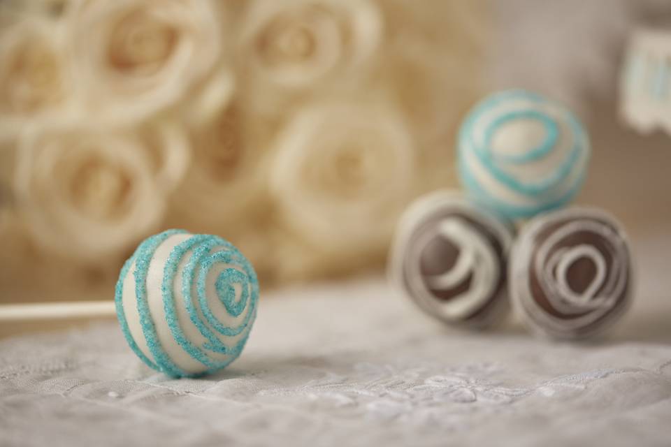 Dessert Bar with CakePops in two flavors and floral arrangements