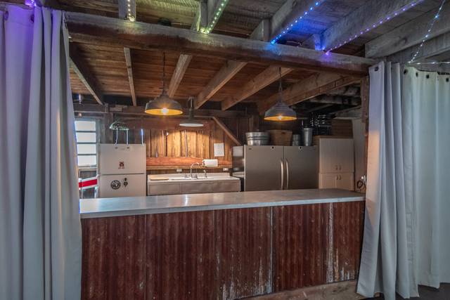 Kitchen/bar area