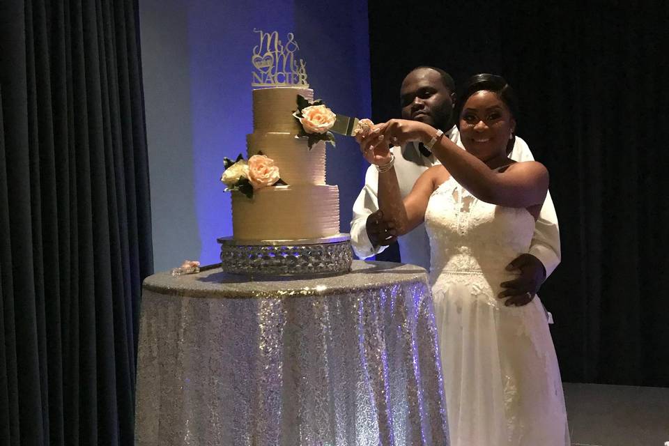 Cake cutting at wedding recept