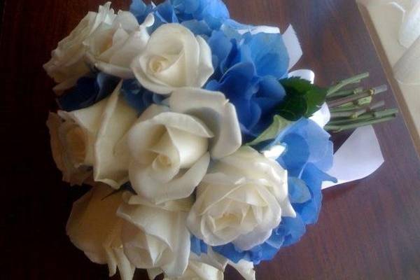 Petite nosegay of Escimo roses and French blue hydrangea