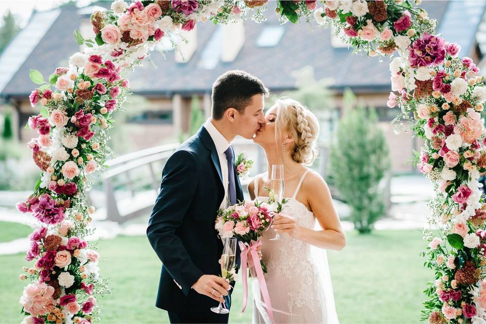 Kiss at ceremony